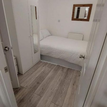 Double En-Suite Room Available In 3 Bed Apt Лондон Экстерьер фото