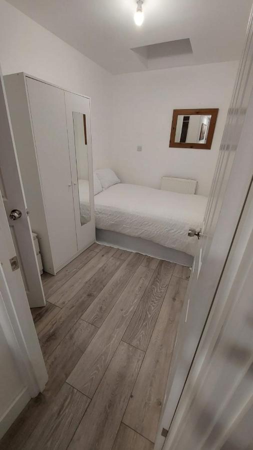 Double En-Suite Room Available In 3 Bed Apt Лондон Экстерьер фото